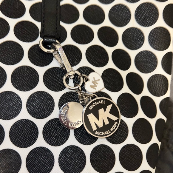 Michael Kors Kiki Tote - Picture 2 of 12